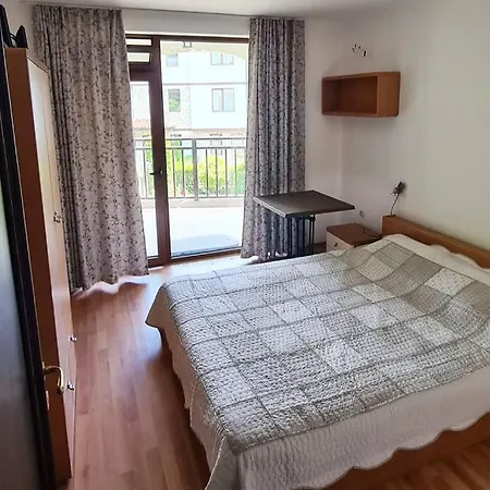 30 Meter Vom Schoenes In Einer Geschlossenen Anlage Sveti Vlas