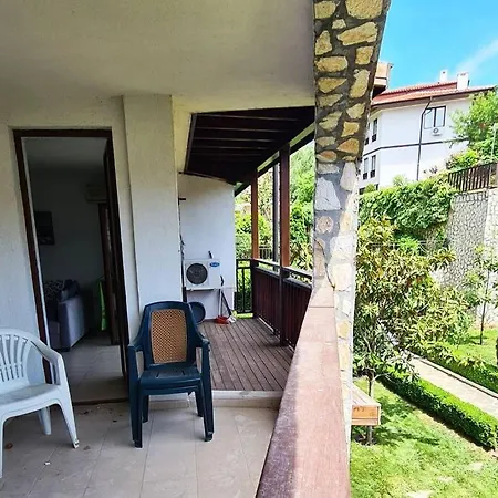 30 Meter Vom Schoenes In Einer Geschlossenen Anlage Sveti Vlas