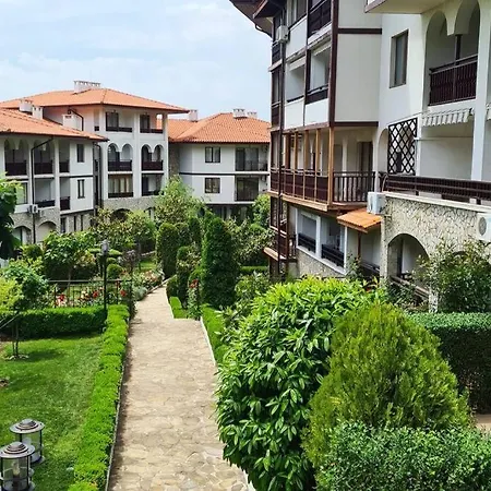 30 Meter Vom Schoenes In Einer Geschlossenen Anlage Sveti Vlas