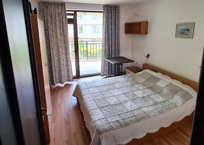 30 Meter Vom Schoenes In Einer Geschlossenen Anlage Sveti Vlas