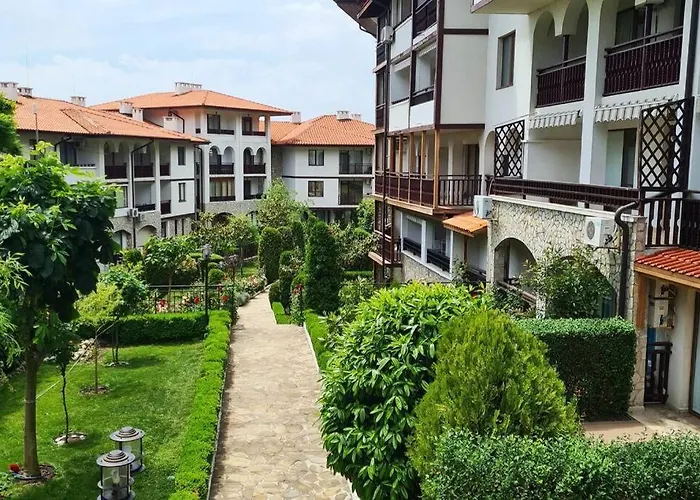 30 Meter Vom Schoenes In Einer Geschlossenen Anlage Sveti Vlas